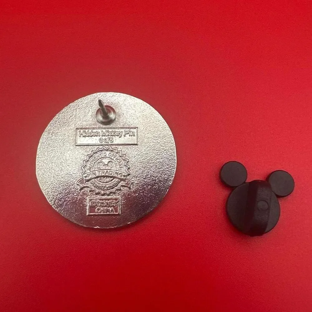 Disney Hidden Mickey (Cast Lanyard) pin